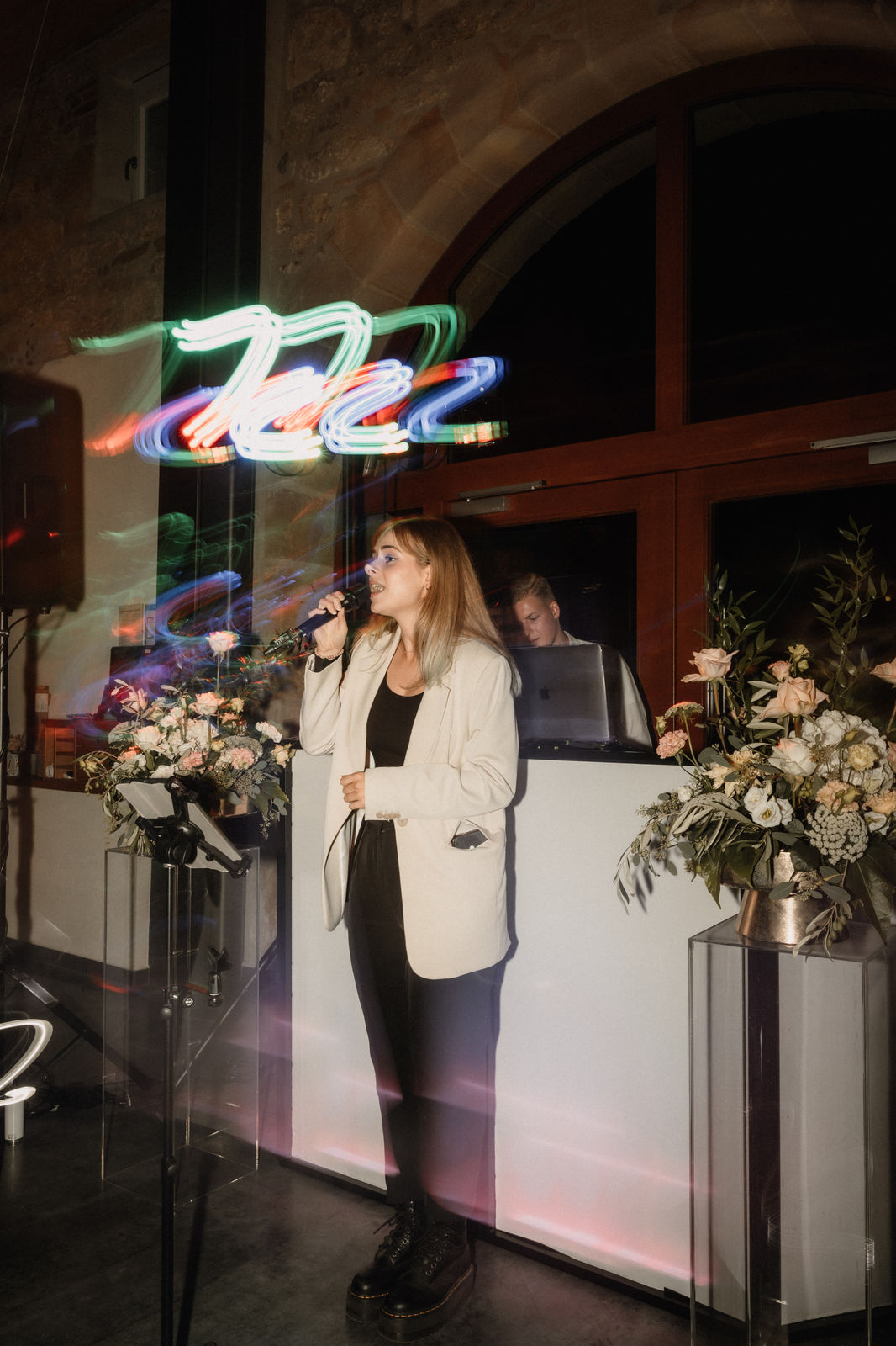 Sängerin singt mit DJ auf einer Hochzeitsparty
