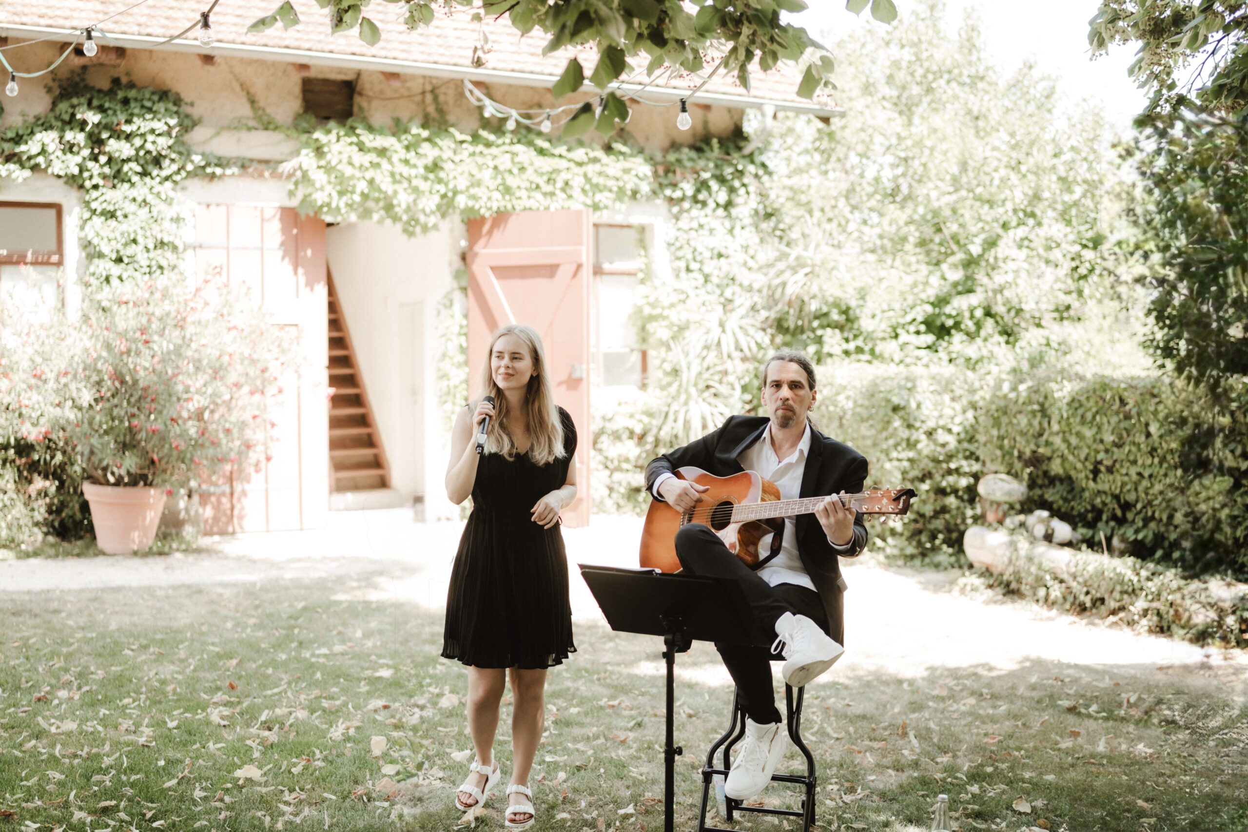 Hochzeitssängerin singt auf Hochzeit; Sektempfang mit Gitarrist, Lorena Kirchhoffer