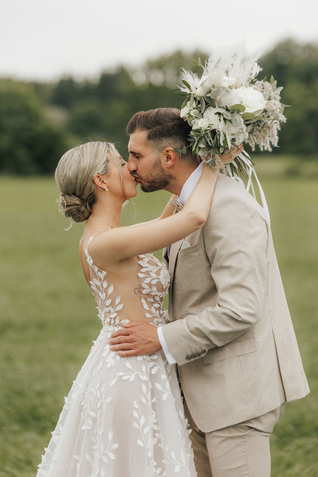 Brautpaar küsst sich