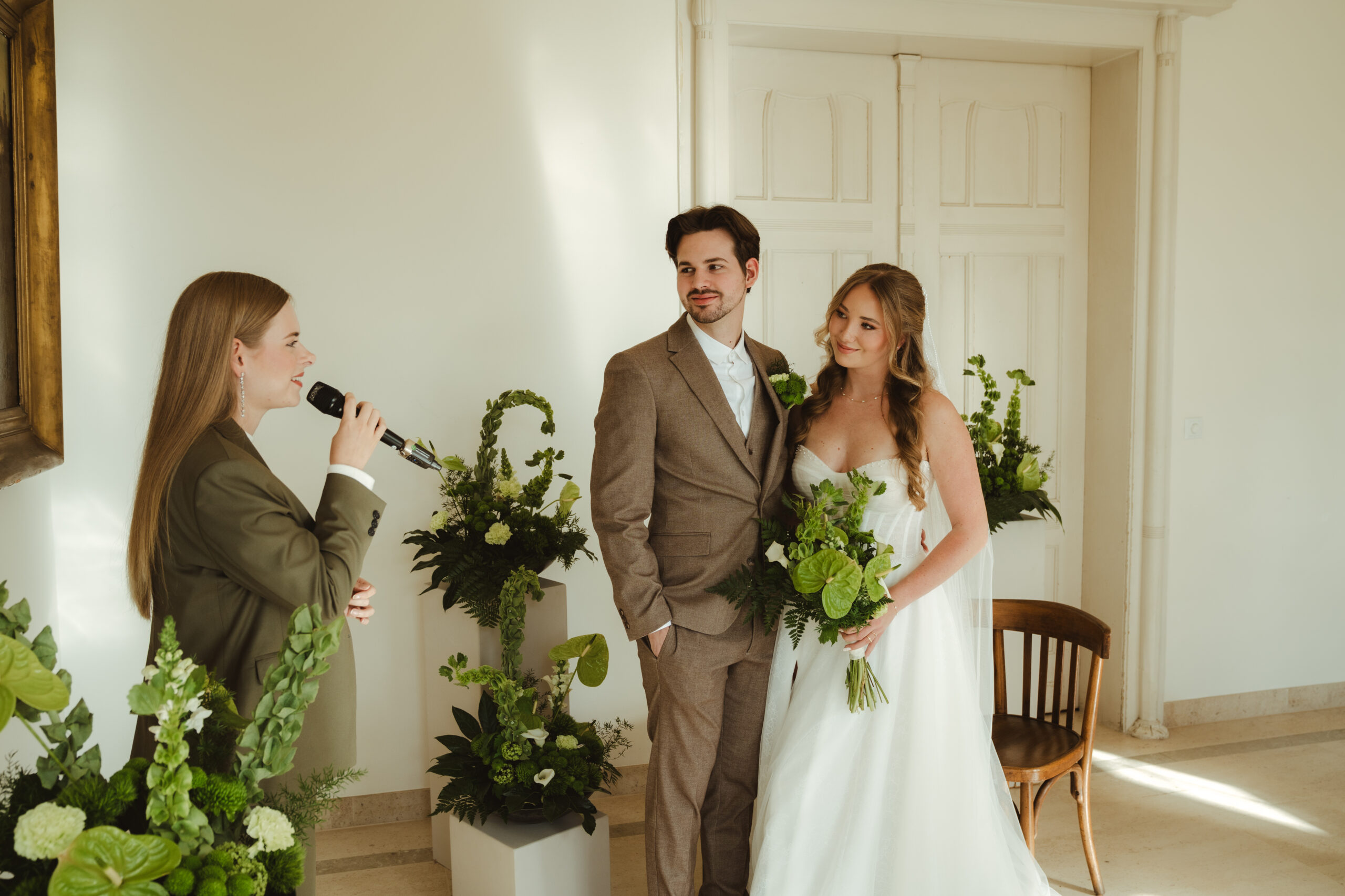 Hochzeitssängerin Lorena singt dem Brautpaar bei der Trauung ein Lied