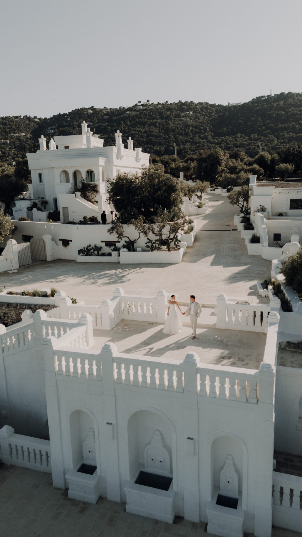 Drohnenaufnahme einer Masseria in Italien mit einem Brautpaar auf der Veranda