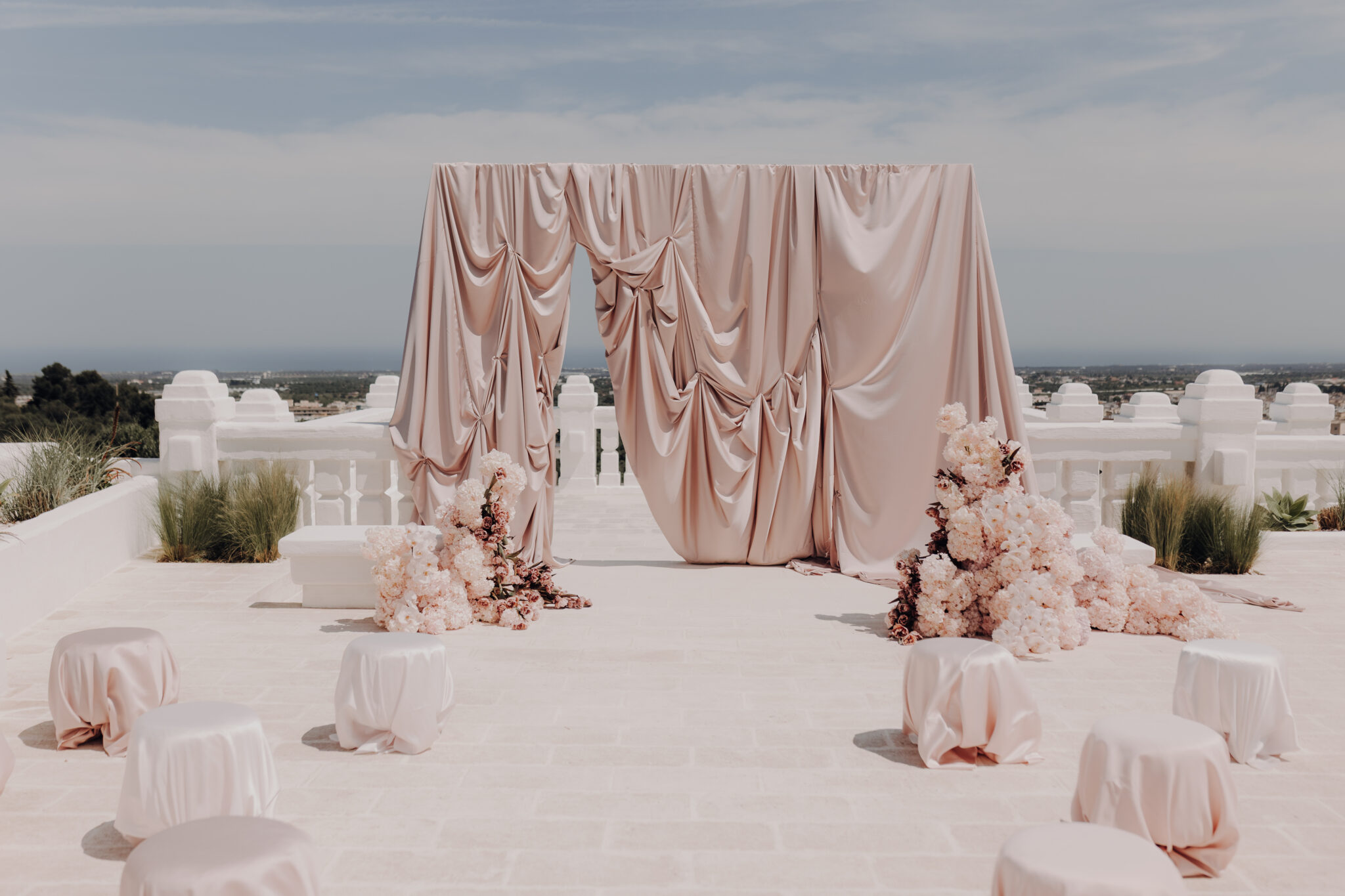 Set-up Trauung mit Satin Stoff in Rose